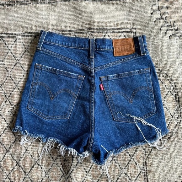 Levi’s Ribcage Shorts - Picture 7 of 7